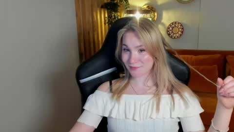 Snapshot of elaravoltage chatting on 05-12-26, 05:26 elaravoltage online show from 05-12-26, 05:26