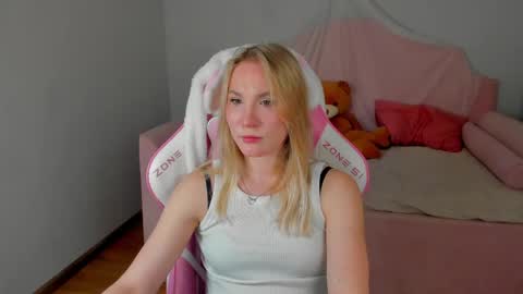 Snapshot of elaravoltage chatting on 05-13-26, 05:05 elaravoltage online show from 05-13-26, 05:05