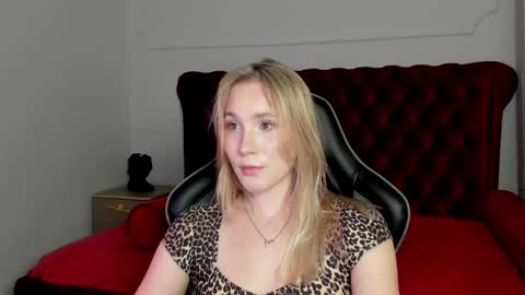 Snapshot of elaravoltage chatting on 05-14-26, 05:20 elaravoltage online show from 05-14-26, 05:20