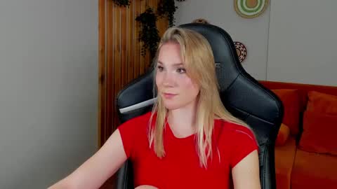 Snapshot of elaravoltage chatting on 05-20-26, 05:13 elaravoltage online show from 05-20-26, 05:13