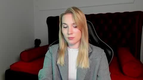 Snapshot of elaravoltage chatting on 05-22-26, 05:07 elaravoltage online show from 05-22-26, 05:07