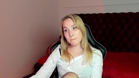 Snapshot of elaravoltage chatting on 05-27-26, 05:10 elaravoltage online show from 05-27-26, 05:10