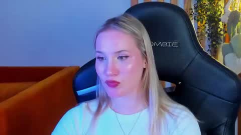 Snapshot of elaravoltage chatting on 06-11-26, 12:32 elaravoltage online show from 06-11-26, 12:32