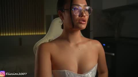 Snapshot of eli_asian chatting on 03-27-26, 01:33 Eli online show from 03-27-26, 01:33