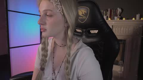 Ellie online show from 04-19-26, 05:18