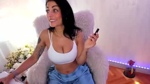 Snapshot of elisabaxter chatting on 06-17-26, 04:59 Maria online show from 06-17-26, 04:59