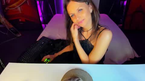 Snapshot of elizabe_th chatting on 12-12-24, 01:43 Elizabethangel online show from 12-12-24, 01:43