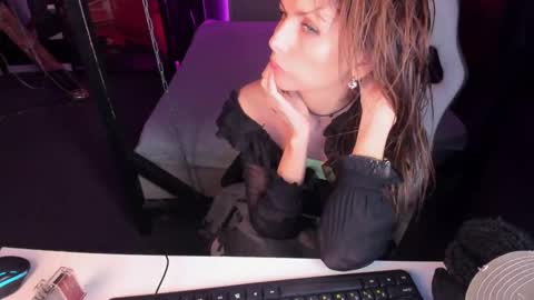 Snapshot of elizabe_th chatting on 03-10-25, 12:37 Elizabethangel online show from 03-10-25, 12:37