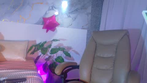 Snapshot of elizabethcampbell chatting on 06-27-26, 12:04 Lizzy online show from 06-27-26, 12:04