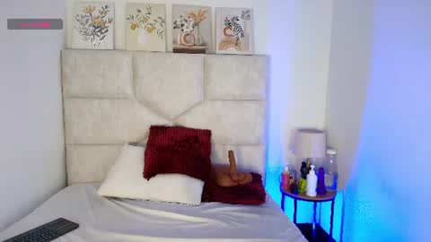 Snapshot of elizawiliamst chatting on 07-08-26, 01:15 Eliza online show from 07-08-26, 01:15