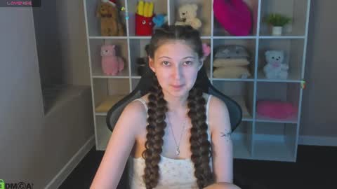 Snapshot of ella_burns chatting on 06-21-26, 04:53 Ella online show from 06-21-26, 04:53
