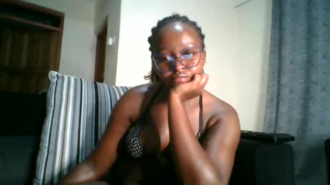 Snapshot of ellah_simone chatting on 06-11-26, 11:25 ellah-simone online show from 06-11-26, 11:25