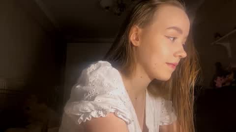 Ella online show from 10-04-25, 03:32