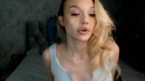 Snapshot of ellamilla chatting on 06-26-26, 01:04 ellamilla online show from 06-26-26, 01:04
