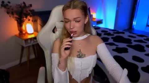Ella online show from 07-06-26, 05:48