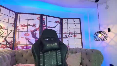 Snapshot of ellie_bloom18 chatting on 12-21-25, 07:32 Ellie Bloom online show from 12-21-25, 07:32