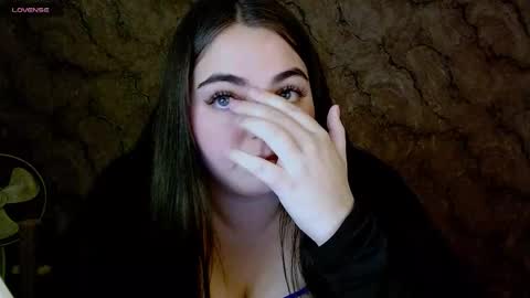 Snapshot of ellies_8 chatting on 09-29-25, 04:01 Ellie online show from 09-29-25, 04:01