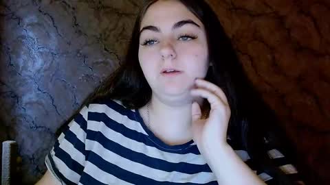 Snapshot of ellies_8 chatting on 10-18-25, 05:43 Ellie online show from 10-18-25, 05:43