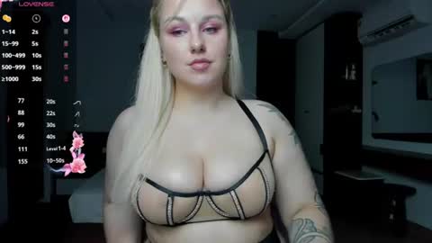 Snapshot of elly_blondy chatting on 06-25-26, 02:43 Elly online show from 06-25-26, 02:43