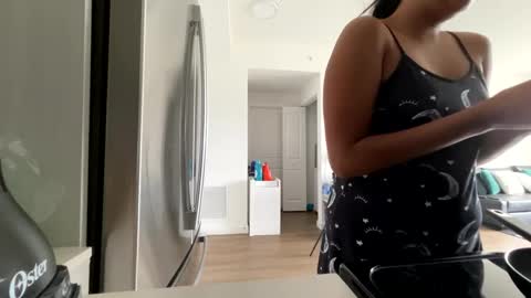 Snapshot of ellysooo chatting on 09-21-25, 02:40 Elly online show from 09-21-25, 02:40