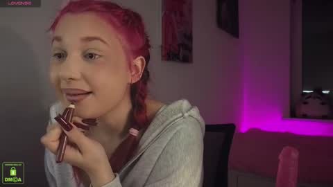 Snapshot of em1l1a chatting on 10-26-25, 07:20 Em1l1a online show from 10-26-25, 07:20