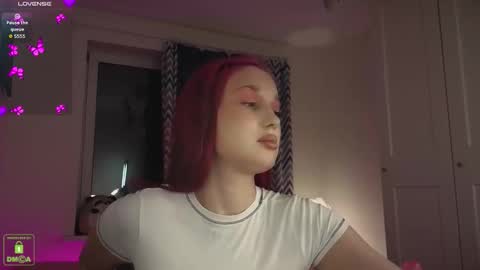 Snapshot of em1l1a chatting on 11-08-25, 03:34 Em1l1a online show from 11-08-25, 03:34