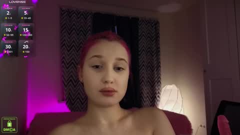 Snapshot of em1l1a chatting on 11-10-25, 01:54 Em1l1a online show from 11-10-25, 01:54