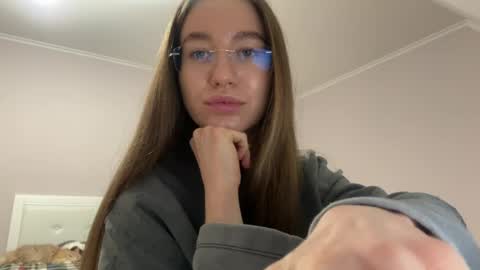 Snapshot of emberfamn chatting on 04-18-26, 07:18 Alina online show from 04-18-26, 07:18