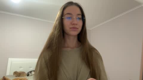 Snapshot of emberfamn chatting on 05-19-26, 07:42 Alina online show from 05-19-26, 07:42