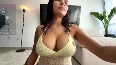Snapshot of emely_dolce chatting on 06-10-26, 01:10 ana online show from 06-10-26, 01:10