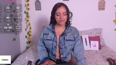 Snapshot of emiily_curly chatting on 06-22-26, 12:35 Emily online show from 06-22-26, 12:35