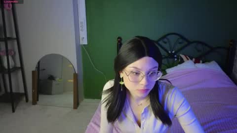 Snapshot of emily__hamilton chatting on 06-01-26, 12:45 Emily online show from 06-01-26, 12:45
