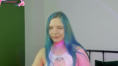 Snapshot of emily__hamilton chatting on 06-05-26, 06:52 Emily online show from 06-05-26, 06:52