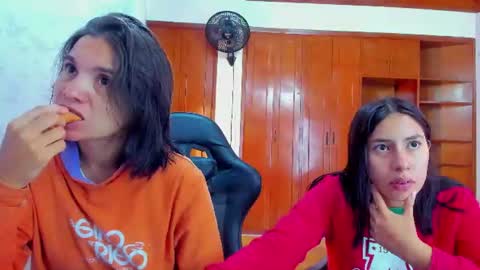 Snapshot of emily_and_soffy chatting on 06-12-26, 12:15 Emily and Soffy online show from 06-12-26, 12:15