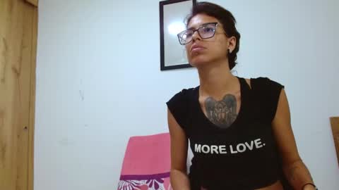 Snapshot of emily_loperaa chatting on 06-08-26, 01:28 Emily online show from 06-08-26, 01:28