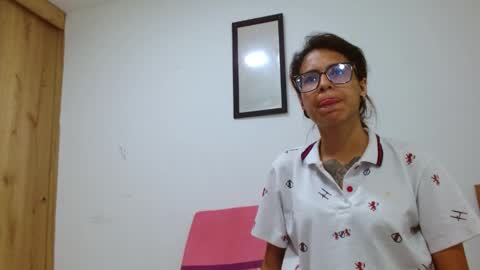 Snapshot of emily_loperaa chatting on 06-09-26, 12:44 Emily online show from 06-09-26, 12:44