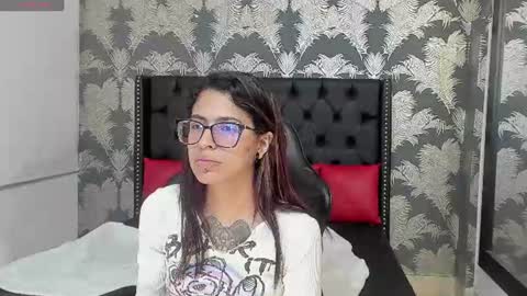 Snapshot of emily_loperaa chatting on 06-21-26, 11:40 Emily online show from 06-21-26, 11:40
