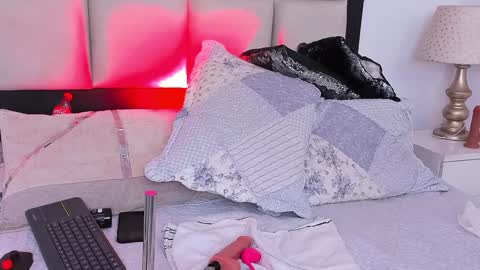 Snapshot of emilyevanns_ chatting on 12-22-24, 01:01 Emily online show from 12-22-24, 01:01