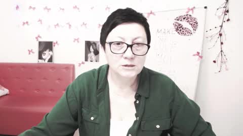 Snapshot of emilyl0vee chatting on 03-01-26, 06:32 Emily online show from 03-01-26, 06:32