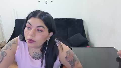 Snapshot of emilyriskhot chatting on 05-11-26, 06:05 emily friends online show from 05-11-26, 06:05