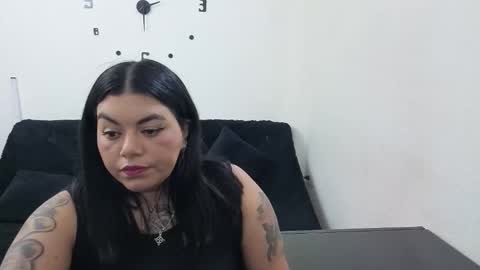 Snapshot of emilyriskhot chatting on 05-12-26, 05:43 emily friends online show from 05-12-26, 05:43