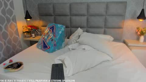 Snapshot of emilyy_r chatting on 02-06-26, 07:06 emilyy_r online show from 02-06-26, 07:06