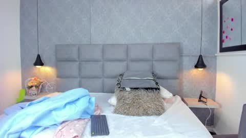 Snapshot of emilyy_r chatting on 04-08-26, 07:03 emilyy_r online show from 04-08-26, 07:03