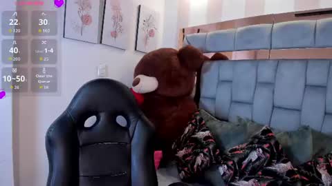 Snapshot of emma_carterr1 chatting on 07-19-26, 01:26 pau online show from 07-19-26, 01:26