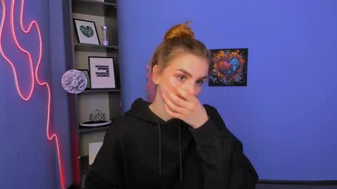 Snapshot of emma_hazell chatting on 04-20-26, 10:18 Emma online show from 04-20-26, 10:18