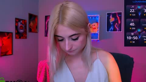 Snapshot of emma_hazell chatting on 05-19-26, 07:20 Emma online show from 05-19-26, 07:20