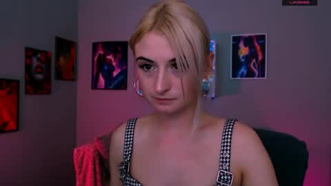 Snapshot of emma_hazell chatting on 05-20-26, 07:20 Emma online show from 05-20-26, 07:20