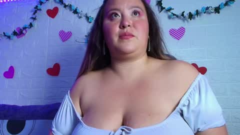 Snapshot of emma_honey__ chatting on 11-19-25, 01:38 Emma Miel online show from 11-19-25, 01:38