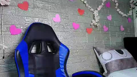 Snapshot of emma_honey__ chatting on 12-05-25, 02:09 Emma Miel online show from 12-05-25, 02:09