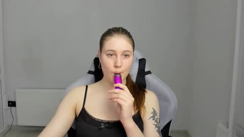Snapshot of emma_sweettyy chatting on 06-10-26, 06:23 Emma online show from 06-10-26, 06:23